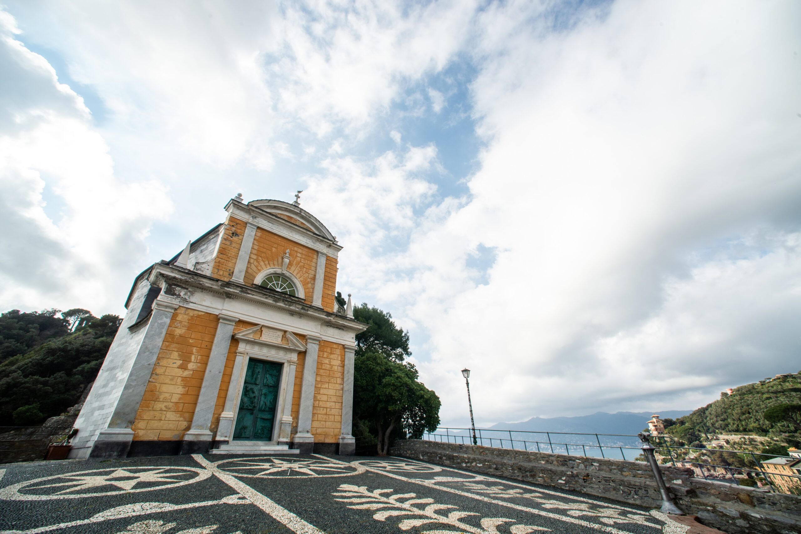 chiesa di San Giorgio a Portofino con dettaglio pavimentazione del piazzale