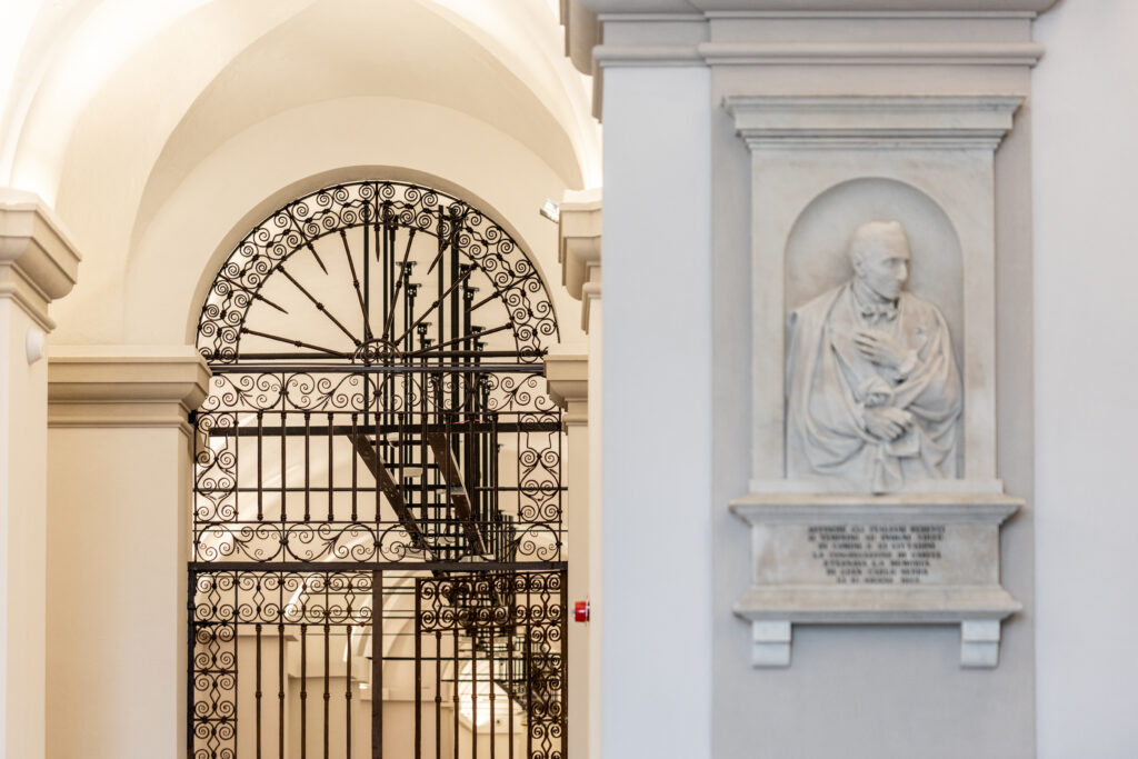 Albergo di poveri - dettaglio portone in ferro a statua