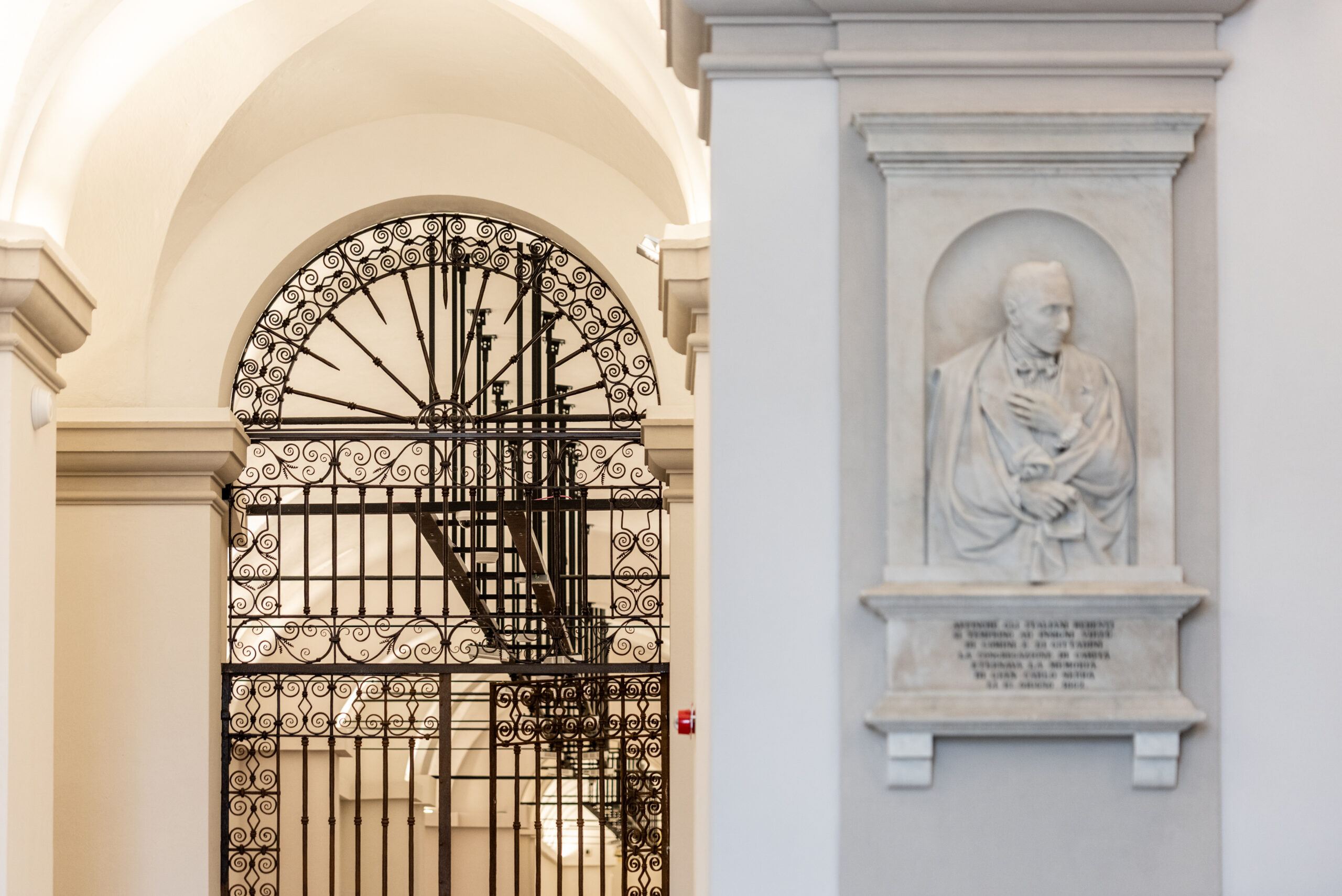 Albergo di poveri - dettaglio portone in ferro a statua