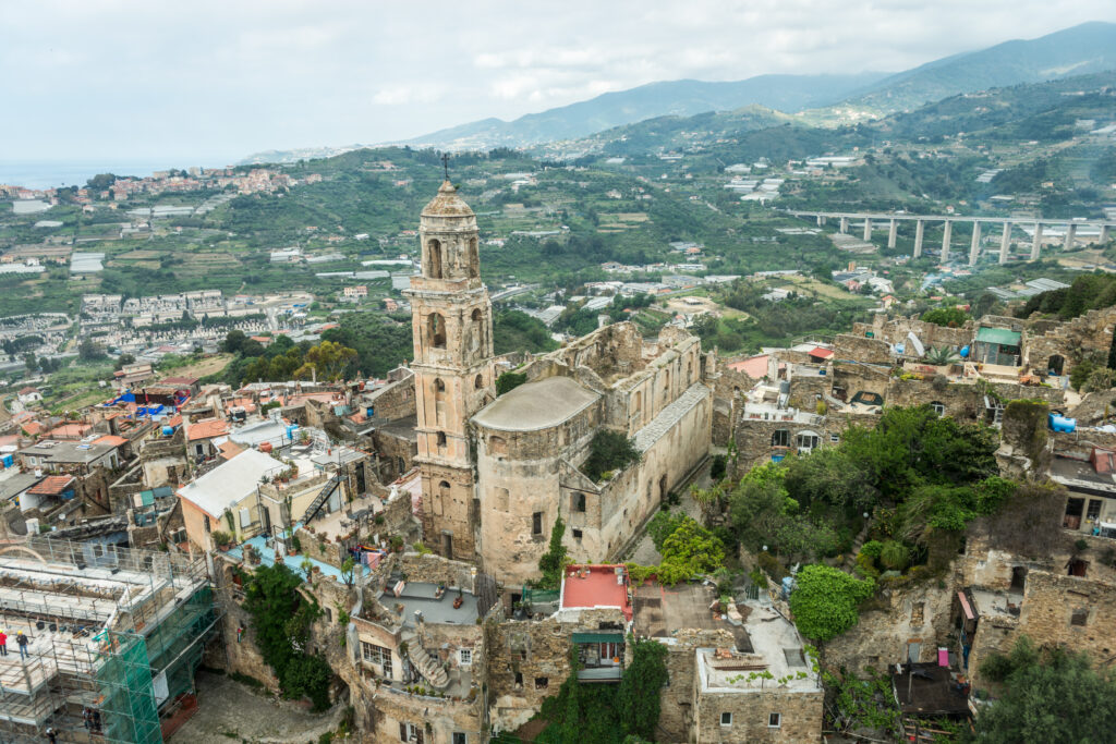 Bussana Vecchia vista del borgo con campanile