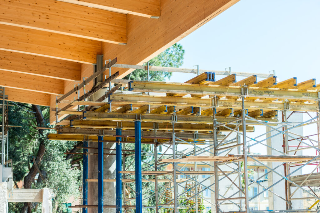 impianto sportivo nico sapio - impalcature della copertura realizzata in legno