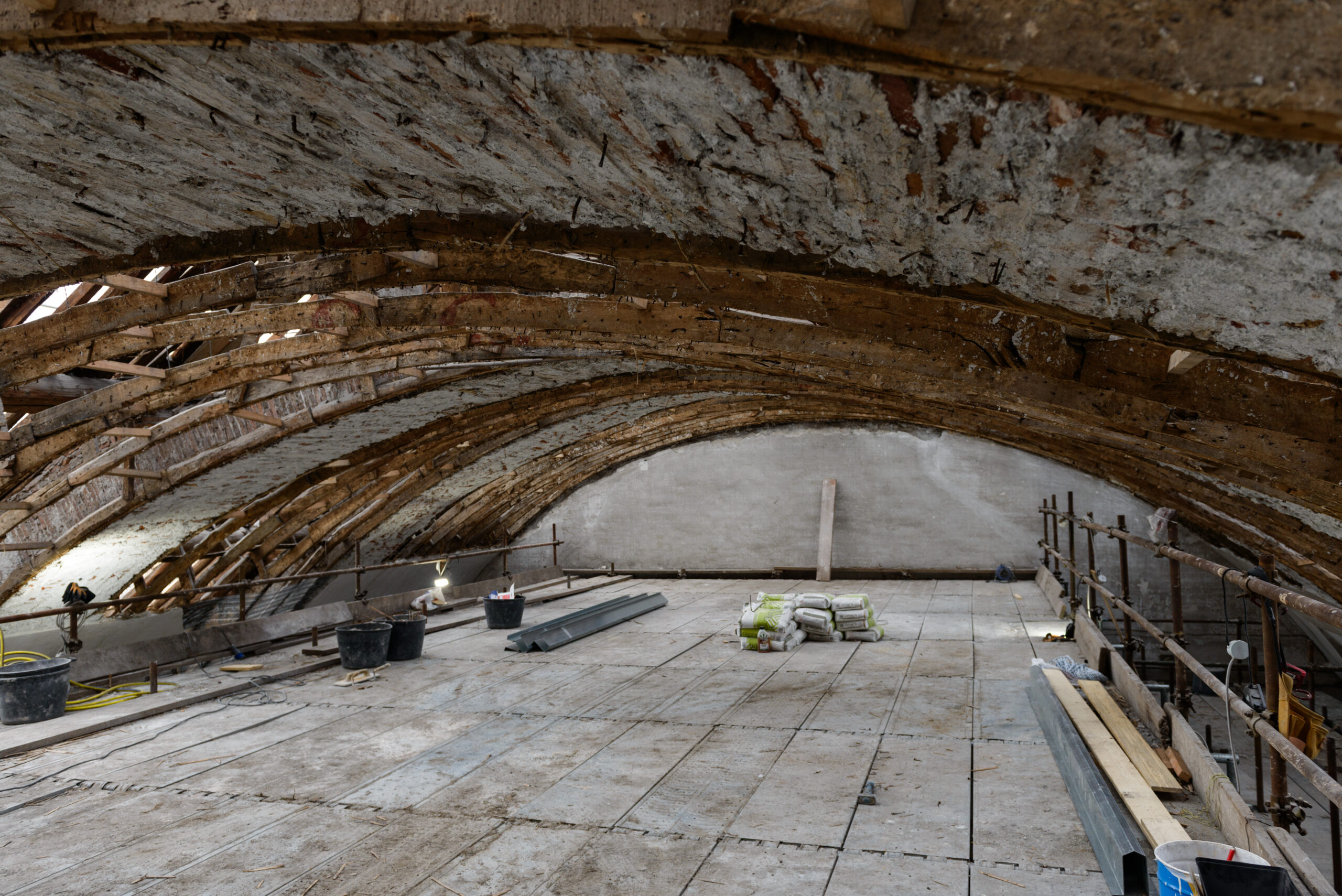 galleria di oratorio degli uomini con impalcature e materiale di lavoro